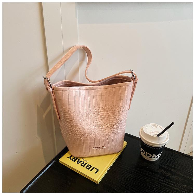 Spring and summer new fashion large-capacity bags women's fashion casual commuting simple messenger bucket bag