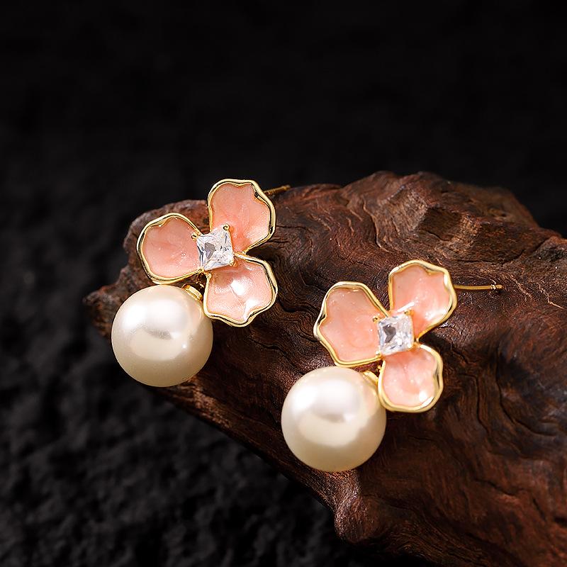

Mori super fairy sweet temperament small fresh drip oil inlaid zircon flower pearl earrings personalized versatile commuter earrings рожевий