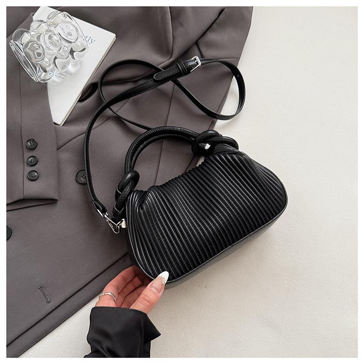 

Fashion texture casual portable women s bag 2025 new niche design shoulder messenger bag foreign high-end bag чёрный