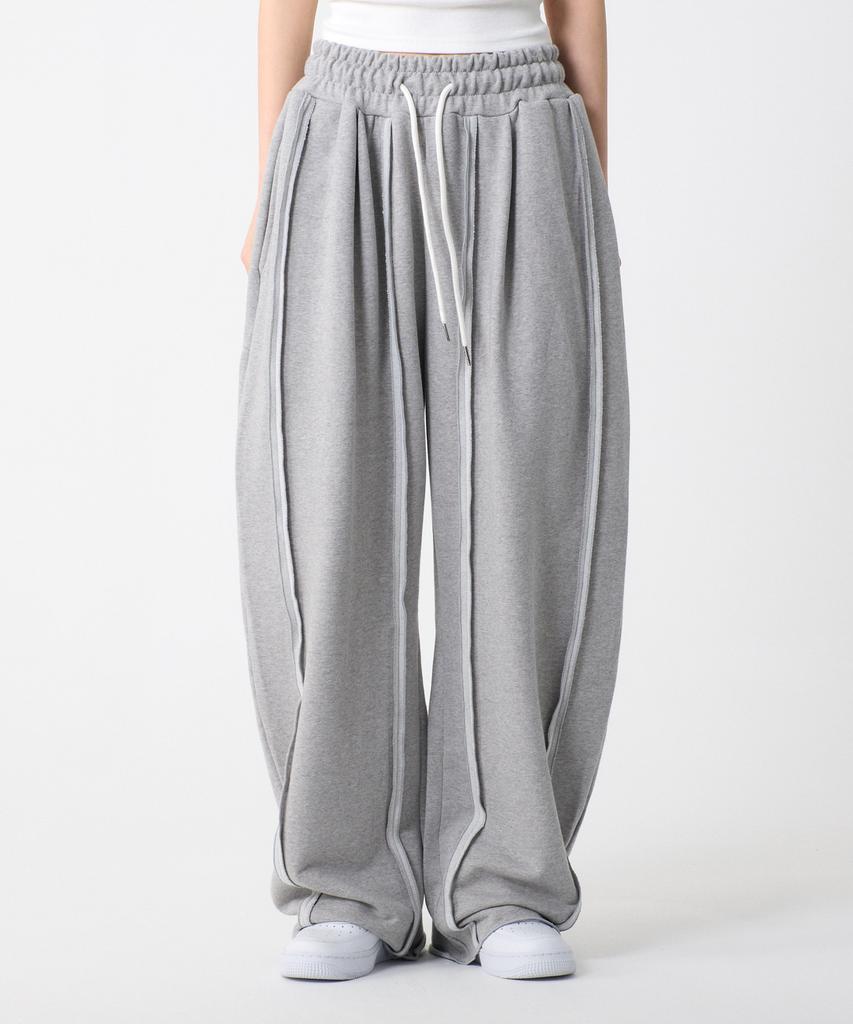 UNKNOWN PLANET Double-Pleat Wide Curved Cut Sweatpants Gray