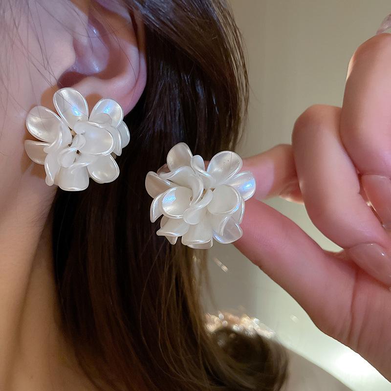 Boucles d'oreilles Fleur Géométrique Élégantes: Clous luxueux et polyvalents pour femmes