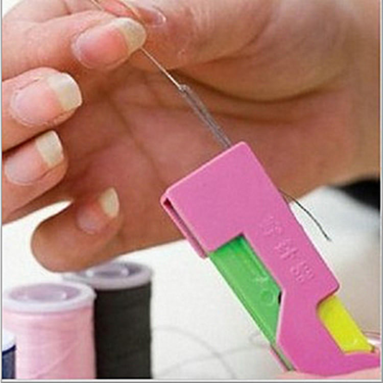 

Автоматический нитевдеватель для иглы. Полезное руководство для пожилых людей. Простой в использовании швейный инструмент.