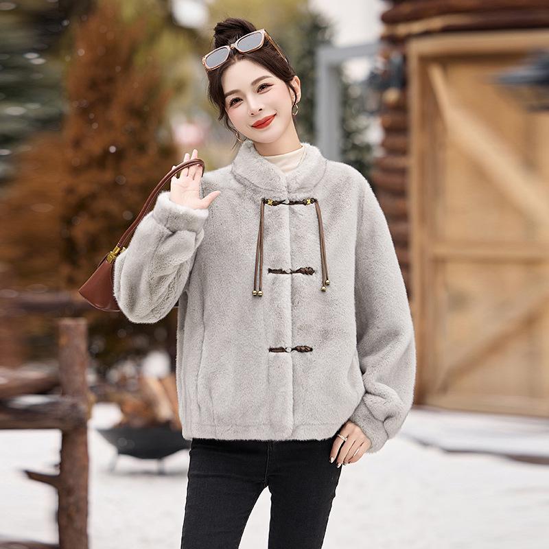 

Women s Winter Fur-Integrated Stand Collar Coat - New Chinese Style, Warm, Age-Reducing Short Outerwear (Model: HE8837) Medium (110-125 jin) бежевий