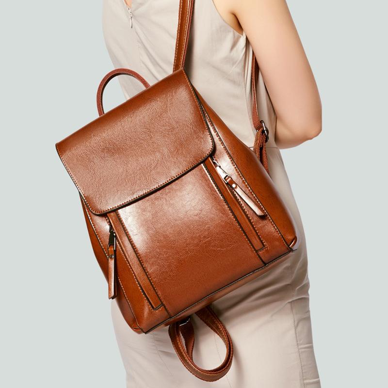 A Retro Oil-wax Leather Backpack for Women, A Fashionable Schoolbag for Female College Students