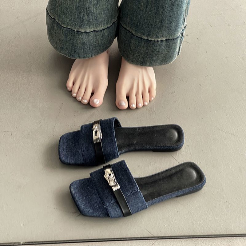 Französische High-End Sommer Damen Ein-Wort quadratischer Kopf coole Slipper, mit kleiner silberner Schnalle lässige Damen Halbslipper