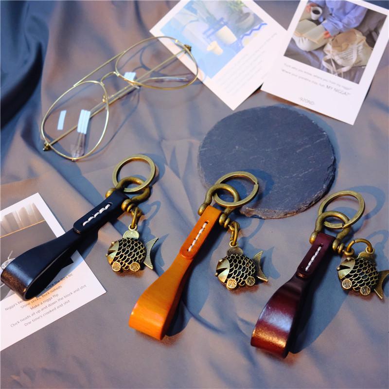 Handmade Retro Kitten Pendant Keychain with Top Grain Cowhide and Alloy Horseshoe Buckle