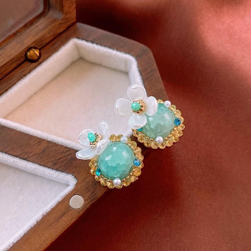 Medieval Silver Needle with Diamonds, Dripping Oil, Flower Pearl Earrings, Temperament, Court Style Stud Earrings, Light Luxury and High-end Earrings.