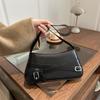 Décoration de ceinture rétro grande capacité hiver nouveau mode décontracté couleur unie sac à bandoulière portable sac sous le bras femmes