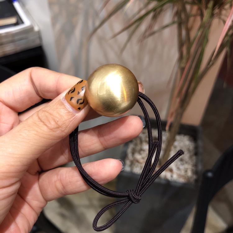 Inel de păr cu bilă metalică periată Dongdaemun din Coreea de Sud: Accesoriu elegant pentru coc și coadă de cal pentru femei