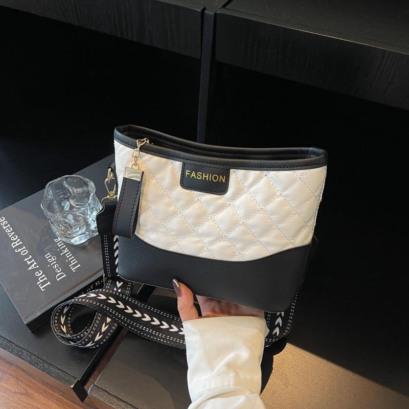 

Underarm bag women s spring new fashion versatile diamond chain small square bag feeling shoulder bag покинуть белый