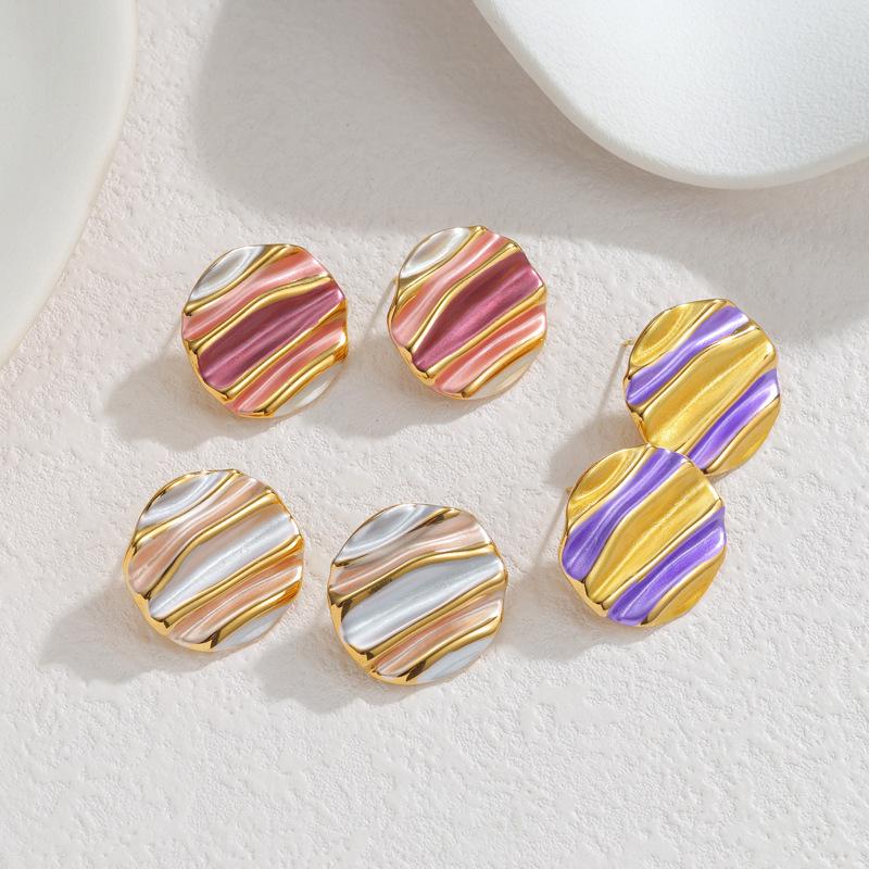 Ins Stainless Steel Irregular Pleated Contrast Color Stud Earrings for Women - Niche Design, Simple Commuting Accessory for Autumn and Winter.