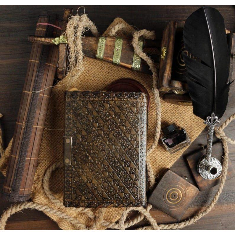 Tłoczony Vintage Skórzany Dziennik z Kamieniem Lapis Lazuli Księga Cieni Grimuar Ręcznie Robiony Szkicownik Wiccańska Księga Czarów Prezent Zamek Artbook
