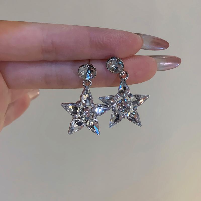 

Ожерелье-чокер со звездой, инкрустированное бриллиантами, легкая роскошь, изысканное, универсальное, цепочка для ключицы, нишевый темперамент, высококлассная модная бижутерия