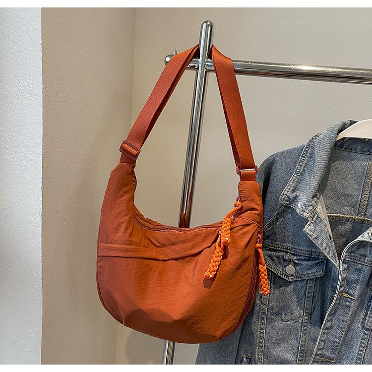 Large capacity dumpling bag Korean version literary shoulder bag new commuter women fashion casual versatile messenger bag