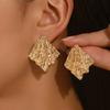 Modische Metall Geometrische Quadrat Unregelmäßige Punk Nietenohrringe für Damen Retro Goldfarbe Alufolie Plissierte Ohrringe Luxuriöser Schmuck