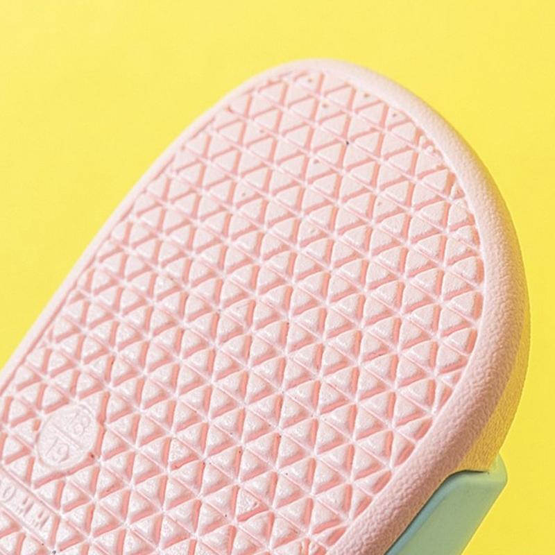 Neue Einhorn-Hausschuhe Junge Mädchen Sommer Kinder Regenbogen Indoor-Hausschuhe Rutschfeste Strandsandalen Kleinkind Hausschuhe Baby Flip-Flops
