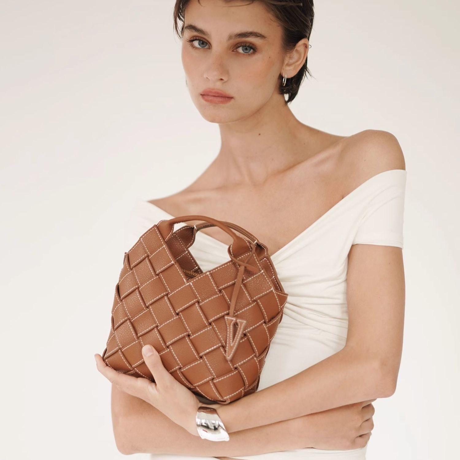 

Шэнь Мэнчэнь Дизайн в стиле легкой роскоши и универсальности Модная вязаная сумка ручной работы на осень и зиму, сумка через плечо коричневый