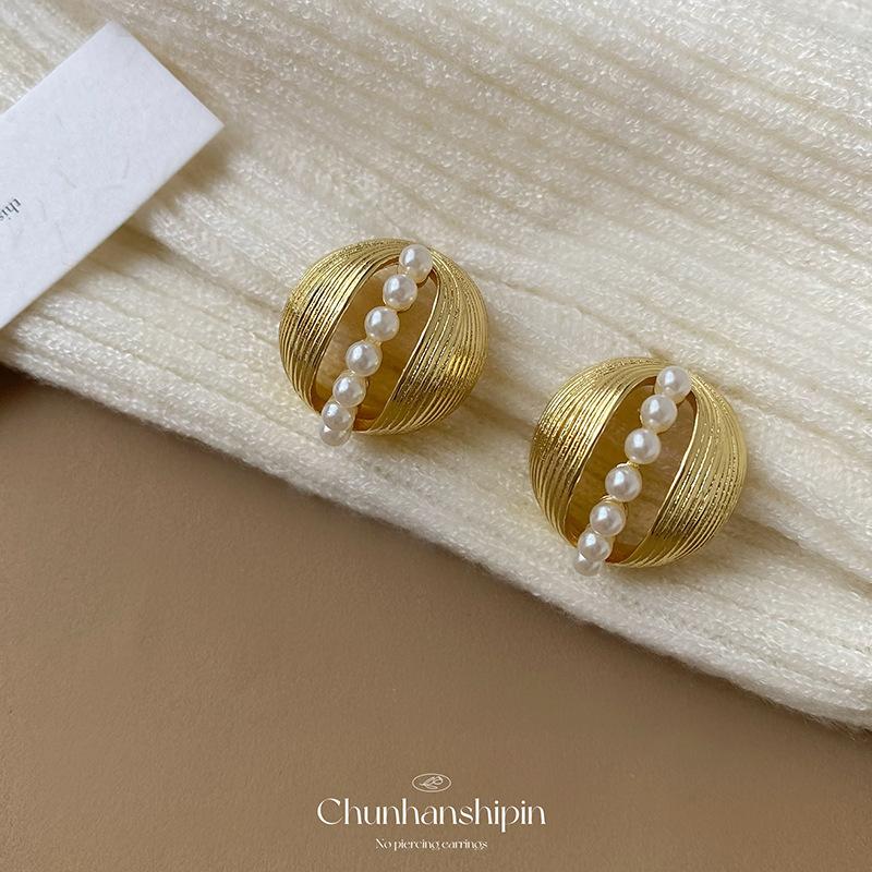 

Metal ball ear clips for women without ear holes, new rice beads, light luxury earrings, fashionable versatile studs, high-end niche earrings.