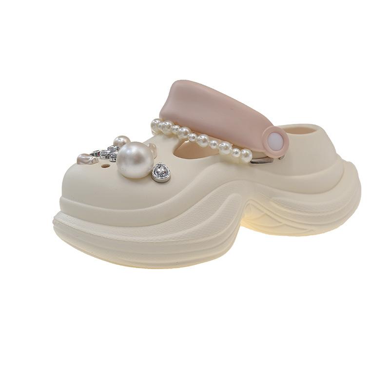2025 new summer wear women's pearl chain muffin bottom hole shoes Internet celebrity fashion versatile thick-soled cool slippers