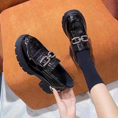 Scarpe basse in pelle stile britannico da donna 2024 nuove scarpe da donna primaverili con plateau a un pedale popolari mocassini di fascia alta