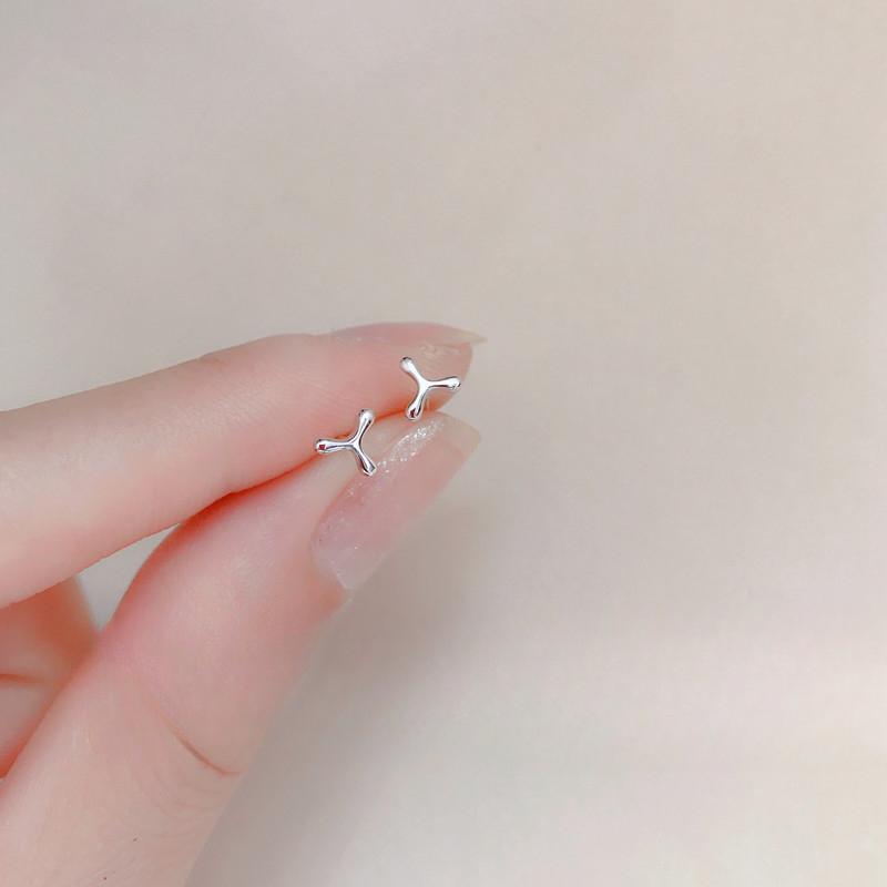 

Треугольные серьги-гвоздики женские корейские версии простые модные серьги с холодным ветром геометрические серьги с отверстиями для ушей серебряный