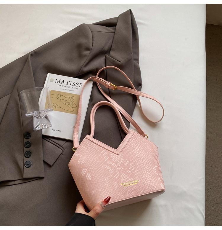 Niche design bag women's new high-end retro shoulder messenger bag portable commuter bucket bag