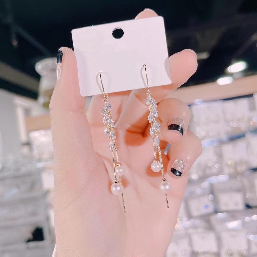 Cat's Eye Tassel Ear Chain 2024 Trend: Elegant Long Earrings with Light Luxury Design