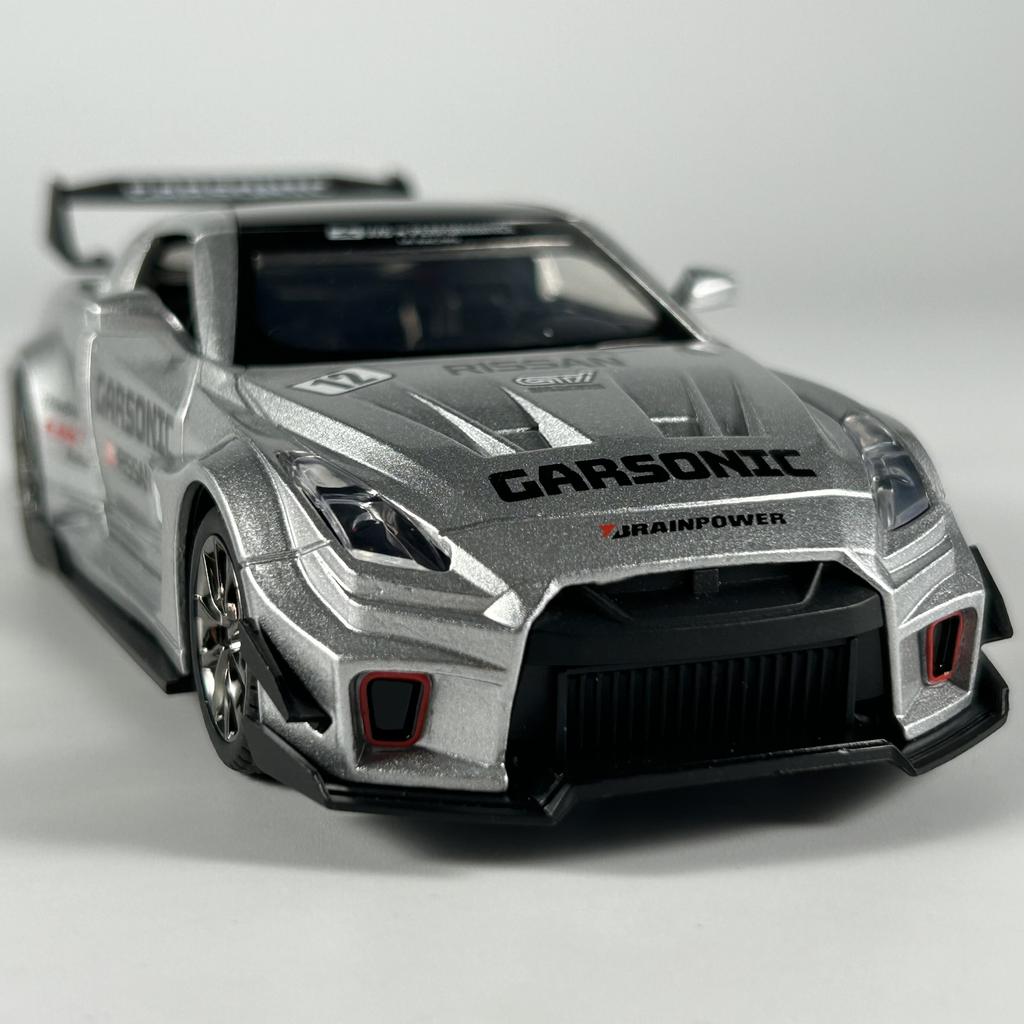 1:32 Nissan GTR CSR2 Modello in Lega Metallica Diecast Auto Decorazione per la Casa & Collezionabili Ornamento per Esposizione Hobby Regali per le Feste