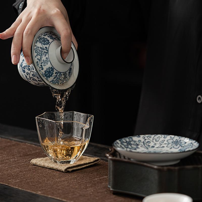 Blue and white porcelain cover bowl, Chinese retro and elegant household ceramic Sancai cover bowl, large tea bowl, tea cup