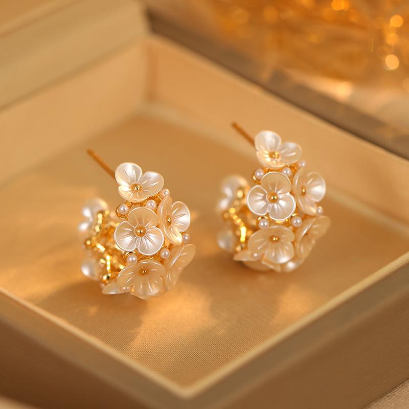 Light luxury elegant temperament flower earrings high-end flower basket copper gold-plated pearl earrings