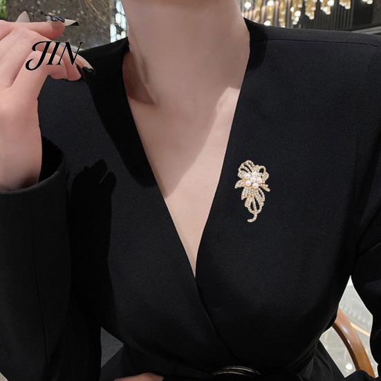 Secure Clasp Brooch Faux Pearl Rhinestone Flower Brooch, Electroplating Alloy Lapel Pin for Non-fading Women, Sweater Cardigan Coat Business