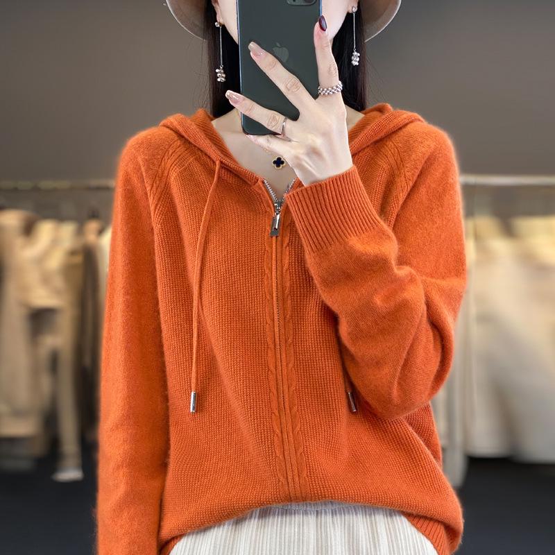 Dámský vlněný svetr podzim 2025 - Jednobarevný, na zip, s kapucí, přiléhavý pletený oděv.