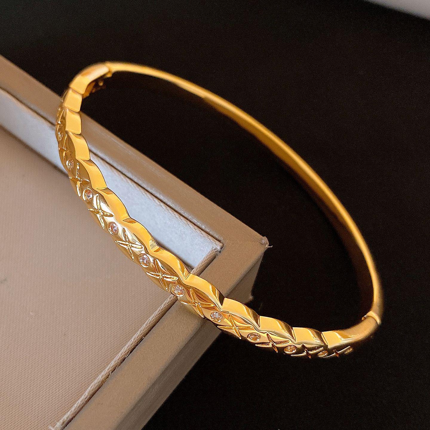 Позолоченный браслет-крест с цирконами: Элегантные и универсальные женские модные украшения.