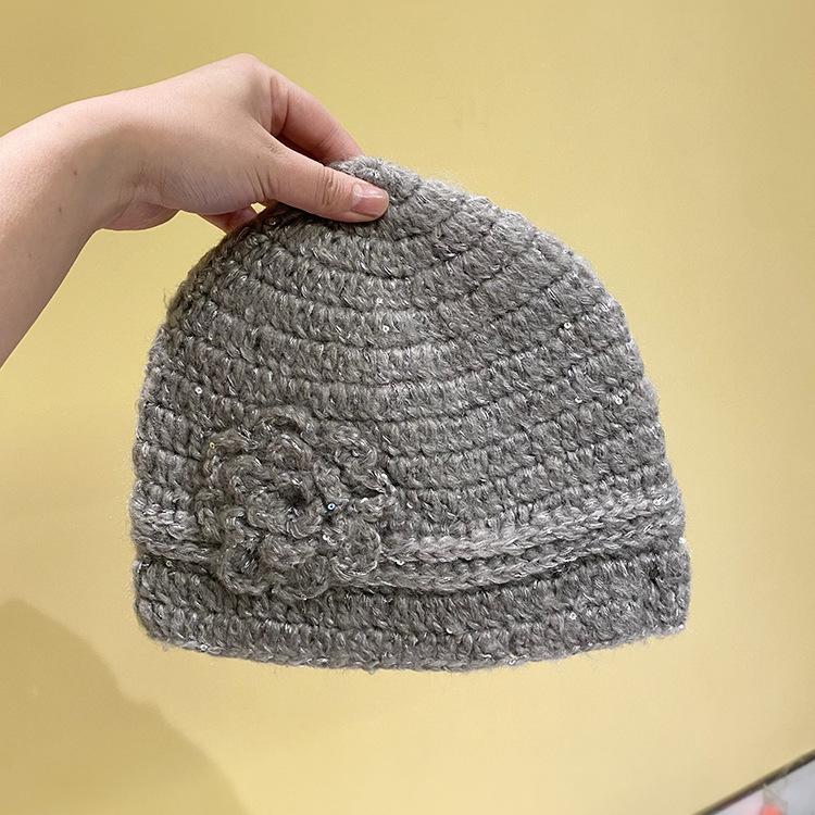 

Уникальная вязаная крючком трехмерная шапка-пуловер с цветком ручной работы для женщин. Элегантный и универсальный головной убор с пайетками для осени и зимы. average size (55-58cm)