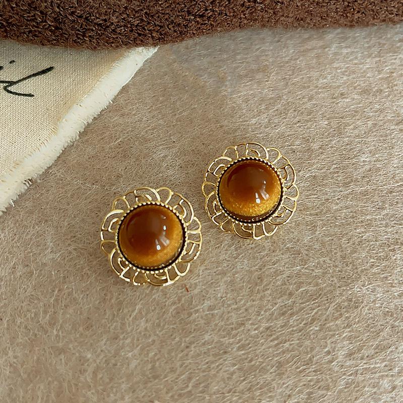 Boucles d'oreilles simples haut de gamme pour femmes automne/hiver 2025: Design polyvalent avec le système de couleur Maillard