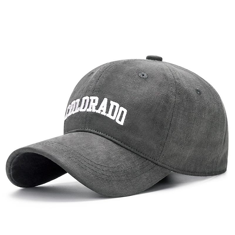 A Big-headed Letter Cap with A Soft Top That Highlights The Face and A Small Ducky-tongued Baseball Cap