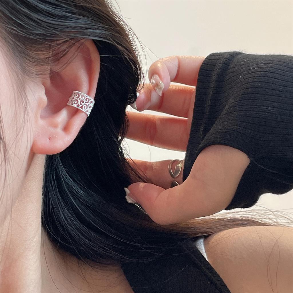 Hollow lace ear clips, no earrings, single female niche design, simple and cold wind earrings