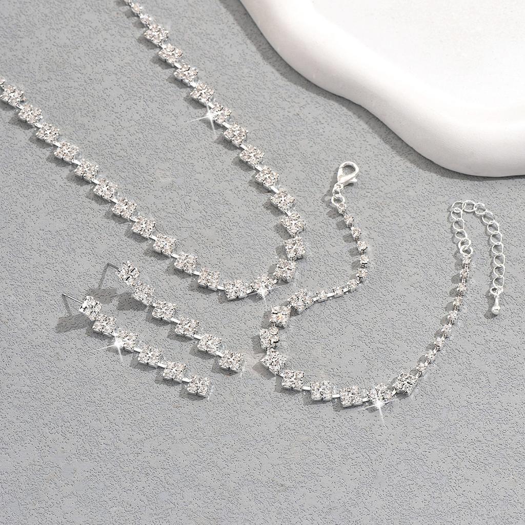 New Elegant Women's Set of Exquisite Claw Chain Necklace, Exaggerated Earrings, Bracelet Set, Water Drop Neck Chain, Banquet Accessories for Women
