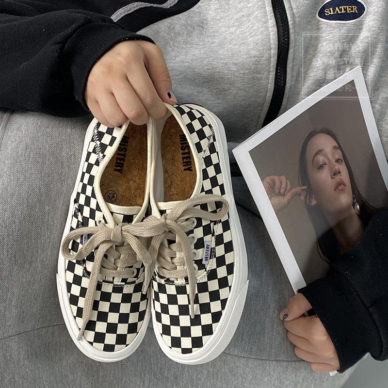 Black and white plaid shoes women's new round head canvas shoes women's shoes 566