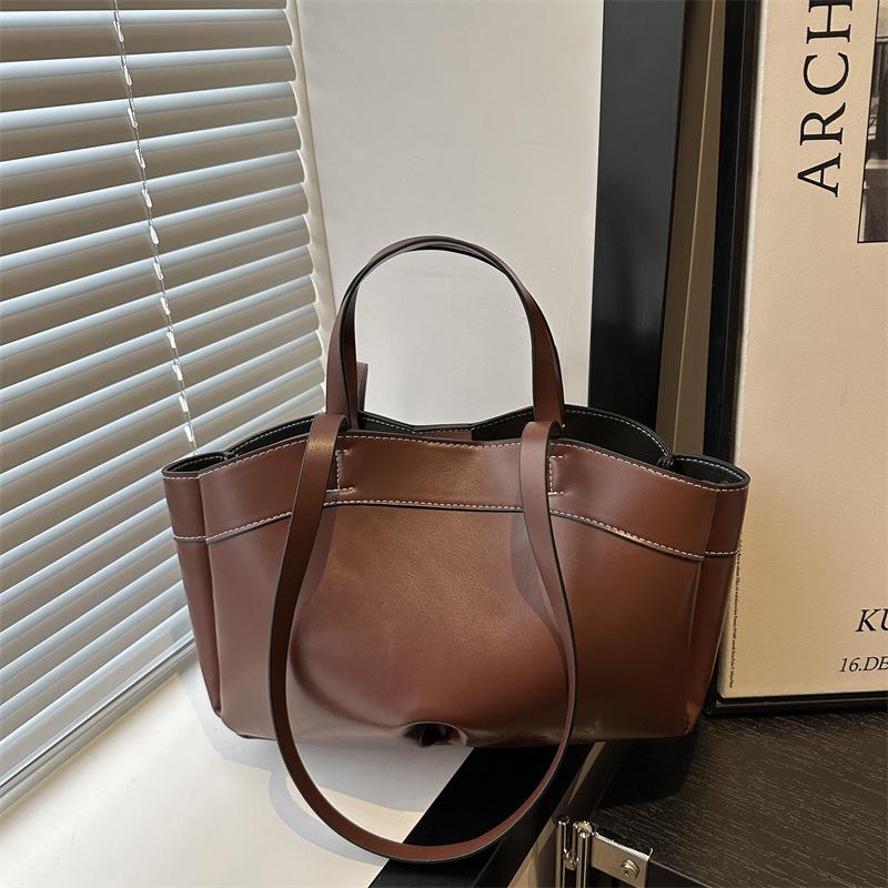 

Retro fashion tote bag, new large-capacity commuter mother and child bag, portable shoulder underarm bag, casual and versatile.