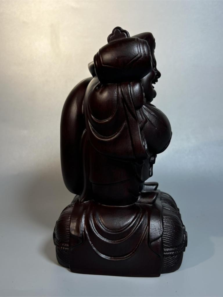 Daikokuten, einer der Sieben Glücksgötter, ist eine Holzfigur von Daikokuten, gefertigt aus Ebenholz. Diese Holzstatue ist ein Talisman für geschäftlichen Wohlstand,