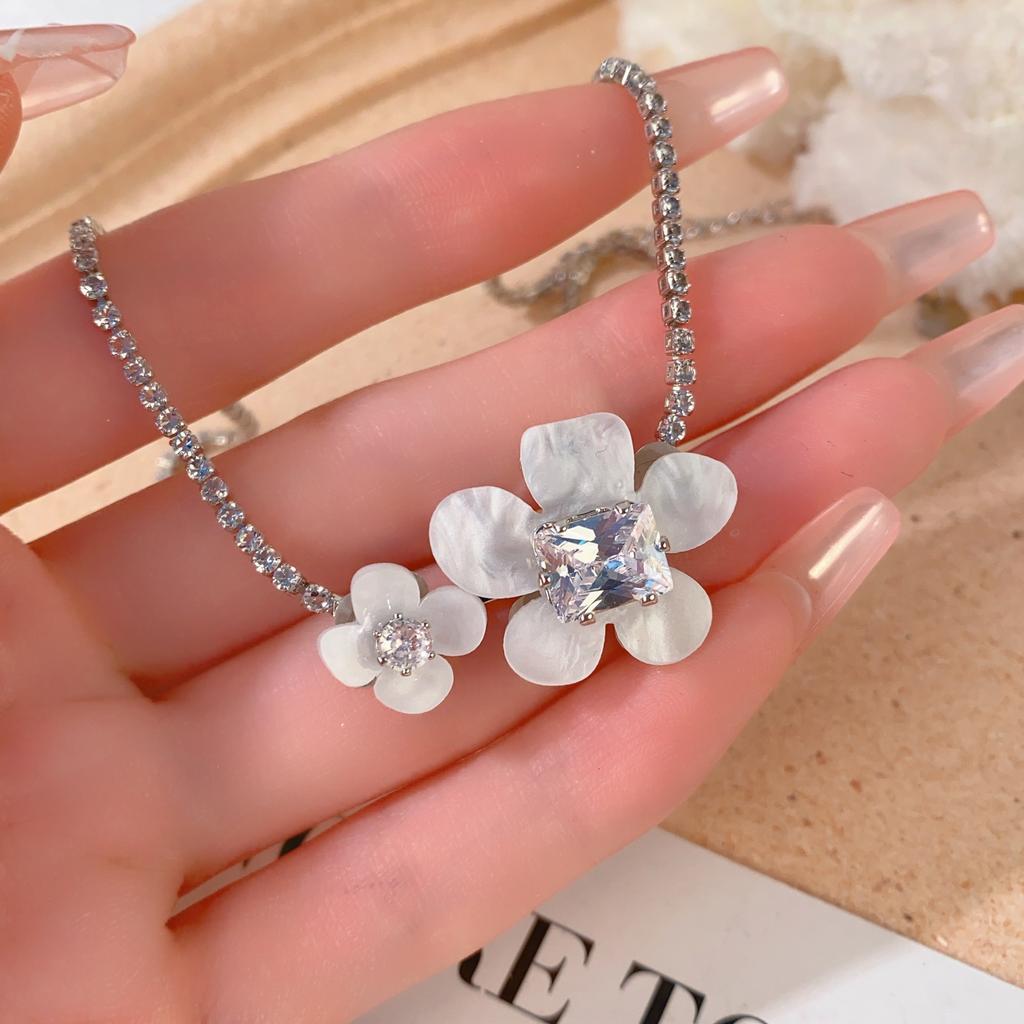 New Splicing White Flower Necklace High-end Sense Rhinestone Collarbone Chain Accessories Women Niche Design Neck Chain Accessories Women