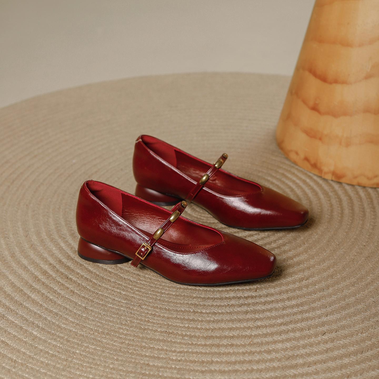 

Retro one-word belt single shoes women s 2025 new square head, shallow mouth, fashionable and versatile, not tired, low-heeled Mary Jane shoes 40