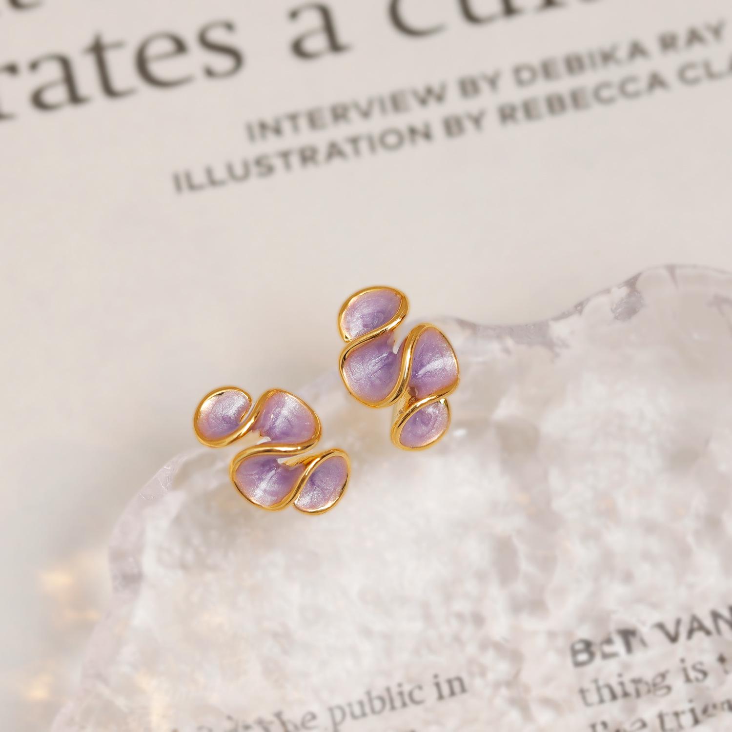 

Серьги-цветы из кремовой эмали для женщин — минималистичные, высококачественные, маленькие, стильные, удобные для поездок на работу украшения