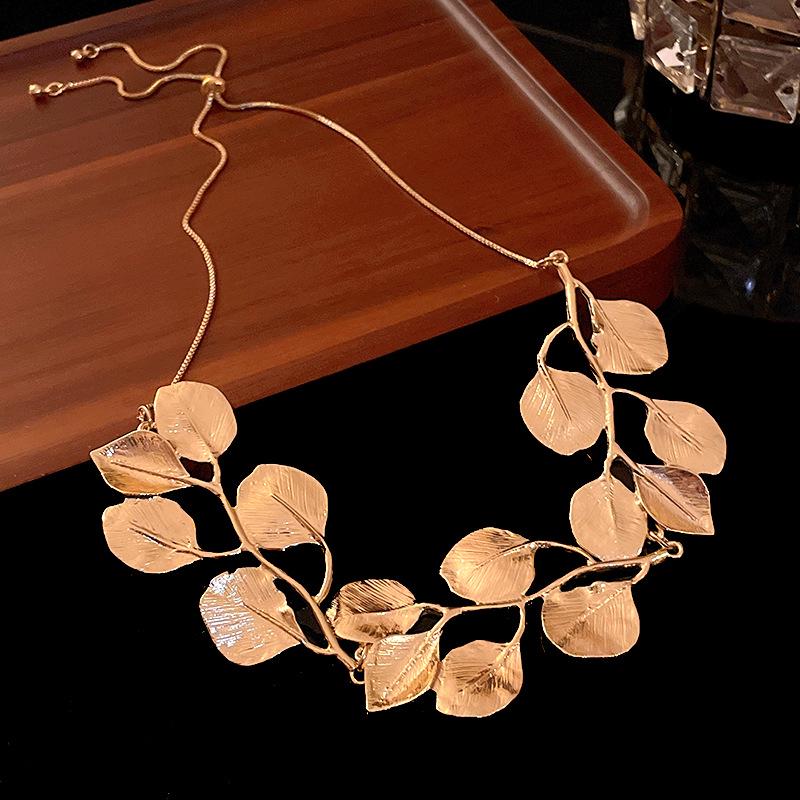 Retro Metal Leaf Clavicle Necklace with European & American Bold Design