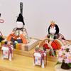 wooden Hina doll display with a round face and a stylish Made by Koichimitsu Compact, case-mounted case. Cute, miniature, white, design. Jinya.