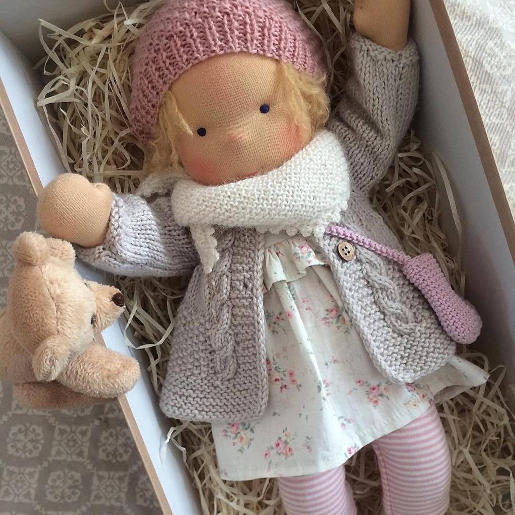 Păpușă Waldorf de 12 inchi, realizată manual, în rochie florală, cu pulover tricotat și eșarfă, cutie cadou pentru fete