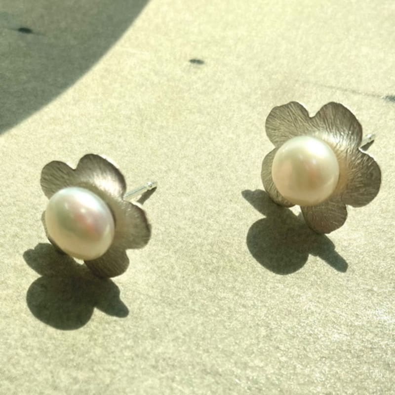 SUZURAN Uneven Silver Earring_pearl Daisy