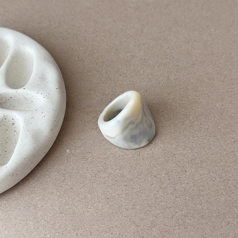 

Кольцо из смолы с разводами, неправильной круглой формы, простое и изысканное кольцо на указательный палец, универсальная модная бижутерия для женщин с характером