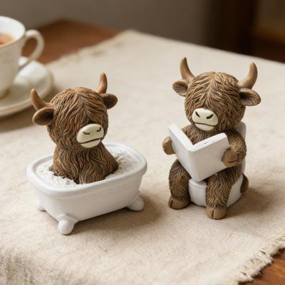 Figurina da Bagno Mucca delle Highlands Mucca Scozzese Divertente Seduta sul Water Statua Vitello in Resina Scultura da Bagno per Casa Cucina Ufficio